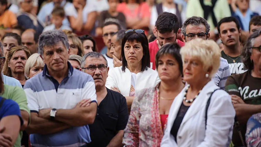Concentración silenciosa en la Plaza del Ayuntamiento de Puente la Reina en recuerdo del joven muerto en la explosión. MIGUEL OSÉS_8