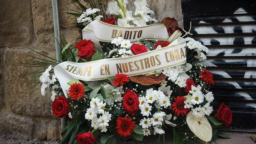 Concentración silenciosa en la Plaza del Ayuntamiento de Puente la Reina en recuerdo del joven muerto en la explosión. MIGUEL OSÉS_13