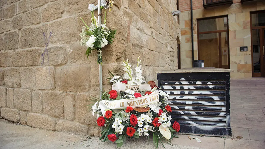Concentración silenciosa en la Plaza del Ayuntamiento de Puente la Reina en recuerdo del joven muerto en la explosión. MIGUEL OSÉS_14