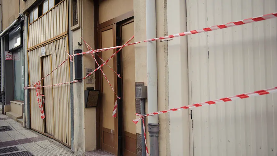 Concentración silenciosa en la Plaza del Ayuntamiento de Puente la Reina en recuerdo del joven muerto en la explosión. MIGUEL OSÉS_15