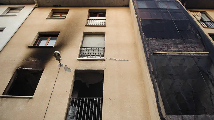 Concentración silenciosa en la Plaza del Ayuntamiento de Puente la Reina en recuerdo del joven muerto en la explosión. MIGUEL OSÉS_16