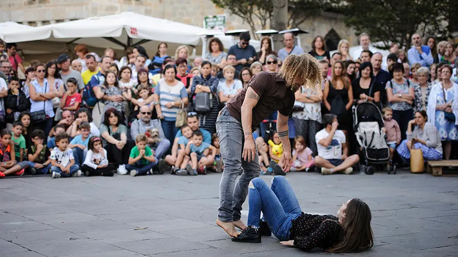 El festival de las murallas de Pamplona acoge diferentes espectaculos de danza y un paseo a la luz de las velas. MIGUEL OSÉS (4)