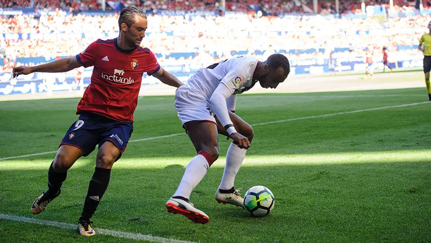 Partido entre Osasuna y Huesca en la celebración del 50 aniversario de El Sadar. MIGUEL OSÉS (1)