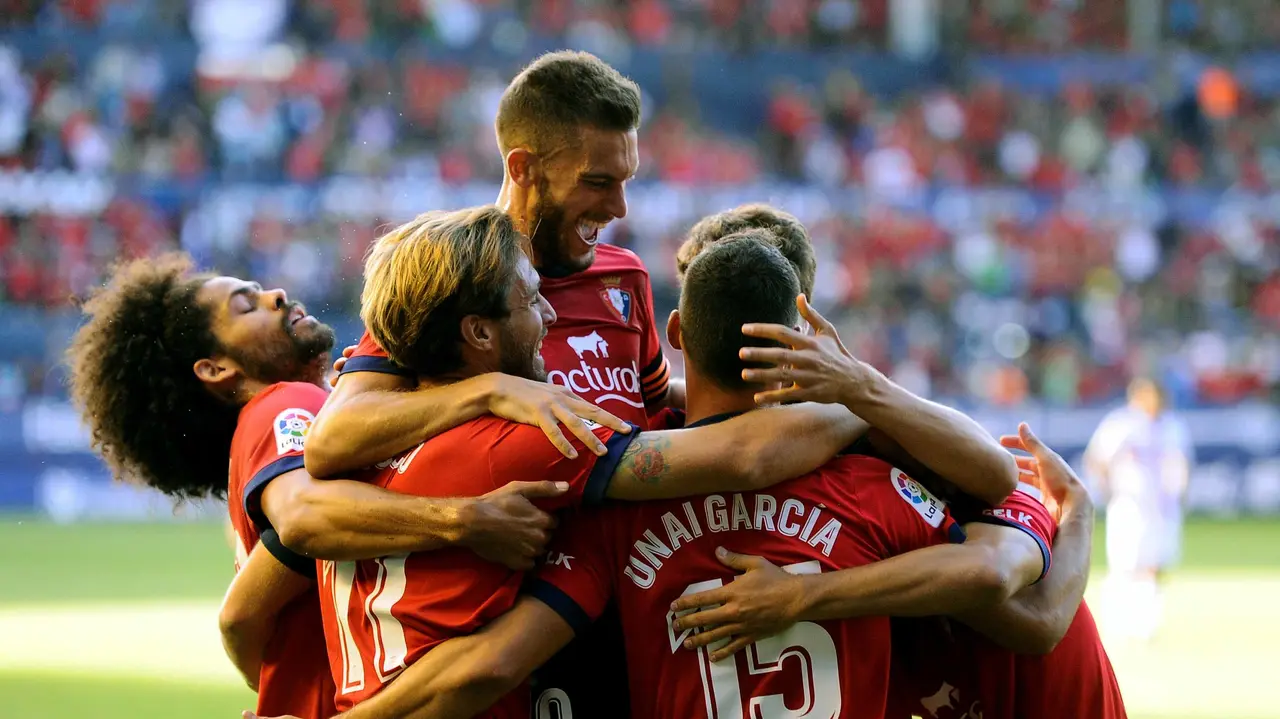 Osasuna conmemora el 50 aniversario de El Sadar con el saque de honor de Javier Ederra. MIGUEL OSÉS (7)