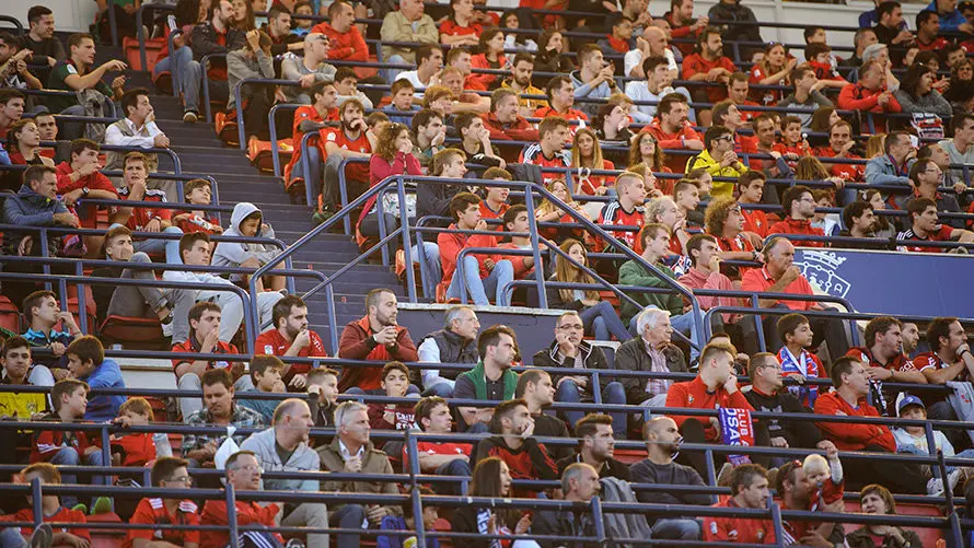 La afición de Osasuna animando hasta el final. MIGUEL OSÉS_8