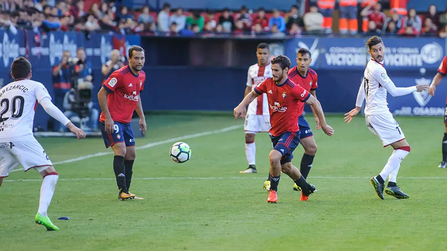 Partido entre Osasuna y Huesca en la celebración del 50 aniversario de El Sadar. MIGUEL OSÉS (17)