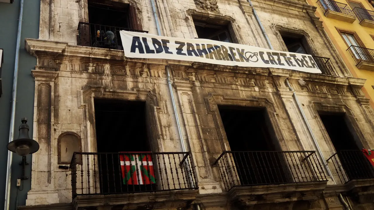 El Palacio del Marqués de Rozalejo en Pamplona 'okupado' este domingo 3 de septiembre. NAVARRA.COM