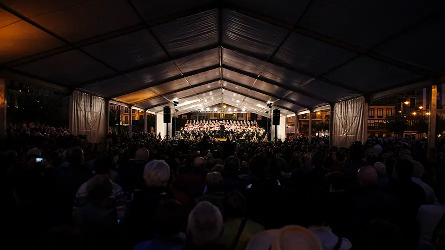 El Orfeón Pamplones y la Pamplonesa en la Plaza del Castillo. MIGUEL OSÉS_7