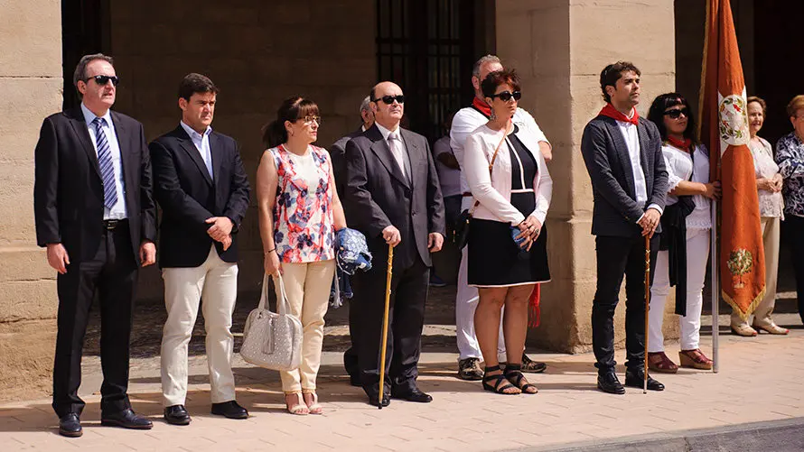 El inagotable toro ensogado de Eulogio Mateo recorre las calles de Lodosa en el Domingo de las Angustias. MIGUEL OSÉS (2)