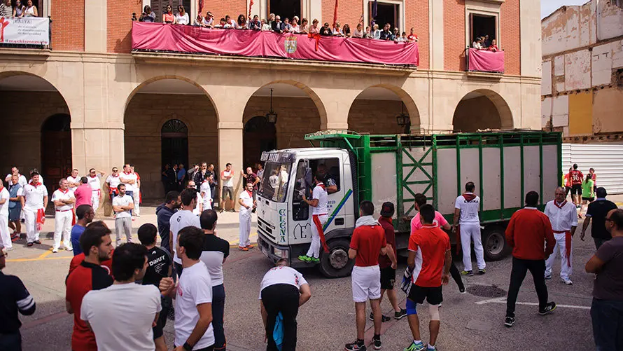 El inagotable toro ensogado de Eulogio Mateo recorre las calles de Lodosa en el Domingo de las Angustias. MIGUEL OSÉS (3)