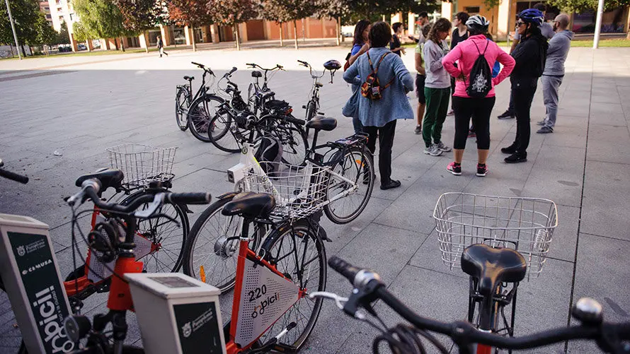 Los concejales Armando Cuenca y Laura Berro asisten a la apertura del curso de ciclismo urbano para mujeres. MIGUEL OSÉS