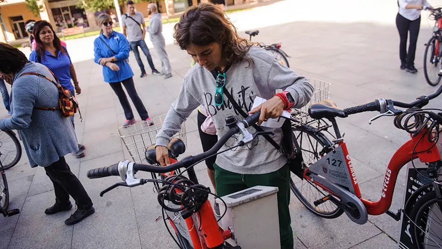 Los concejales Armando Cuenca y Laura Berro asisten a la apertura del curso de ciclismo urbano para mujeres. MIGUEL OSÉS_2