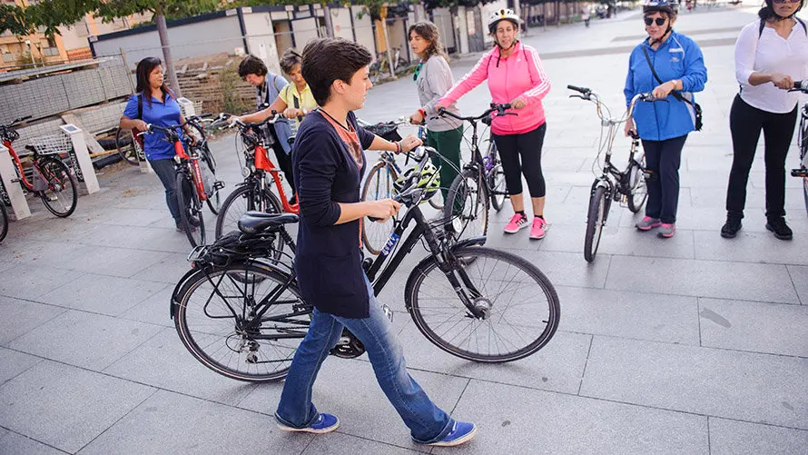 Los concejales Armando Cuenca y Laura Berro asisten a la apertura del curso de ciclismo urbano para mujeres. MIGUEL OSÉS_4