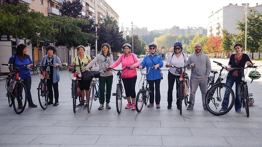 Los concejales Armando Cuenca y Laura Berro asisten a la apertura del curso de ciclismo urbano para mujeres. MIGUEL OSÉS_6