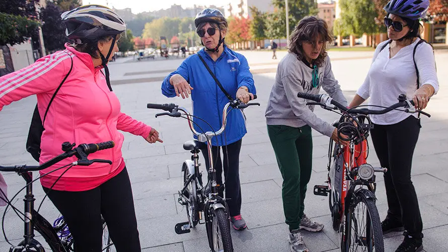 Los concejales Armando Cuenca y Laura Berro asisten a la apertura del curso de ciclismo urbano para mujeres. MIGUEL OSÉS_8