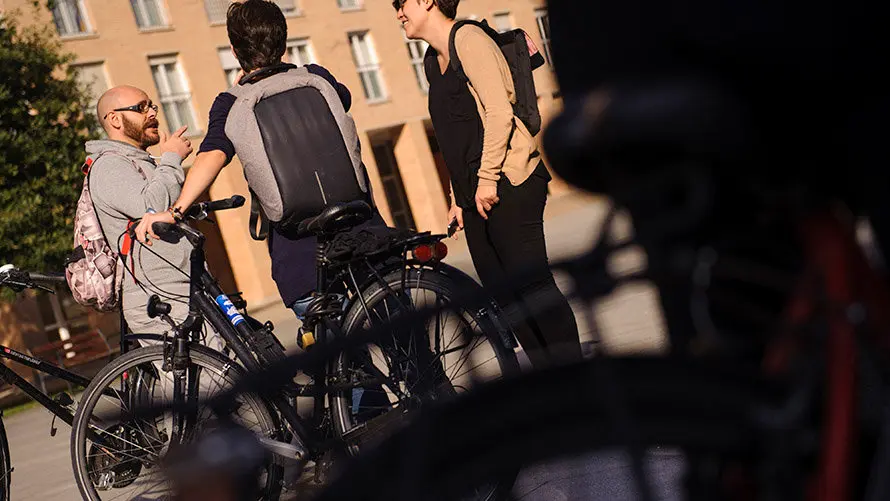 Los concejales Armando Cuenca y Laura Berro asisten a la apertura del curso de ciclismo urbano para mujeres. MIGUEL OSÉS_9