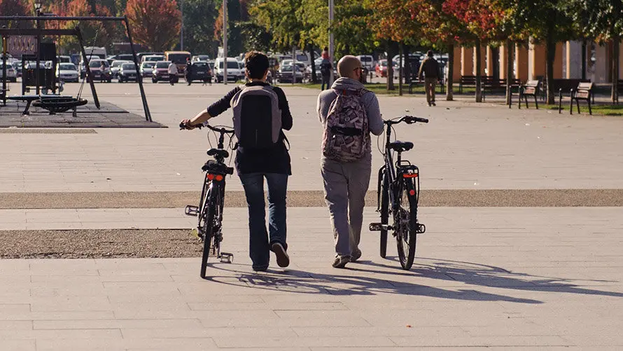Los concejales Armando Cuenca y Laura Berro asisten a la apertura del curso de ciclismo urbano para mujeres. MIGUEL OSÉS_10