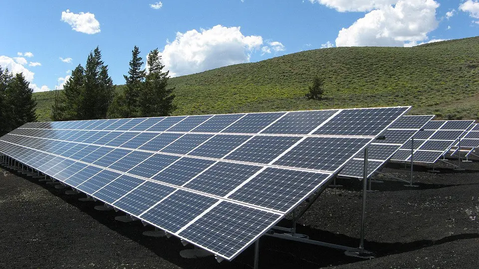 Imagen de unas placas solares insataladas en la ladera de una monta&ntilde;a ARCHIVO