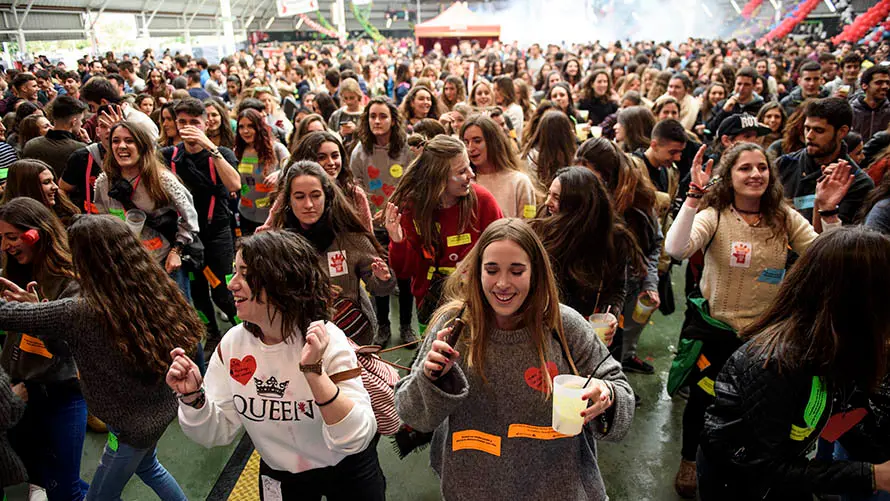 La carpa Universitaria de Invierno de 2017 reúne a miles de jovenes en Amaya. MIGUEL OSÉS (14)