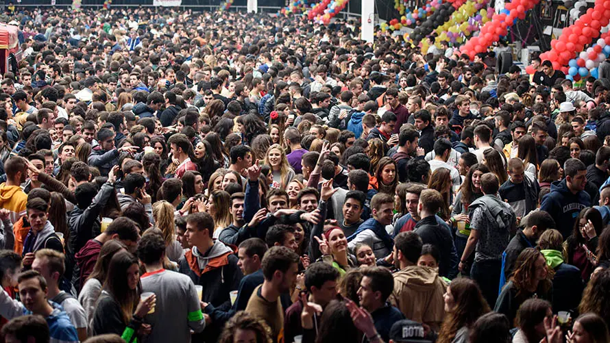 La carpa Universitaria de Invierno de 2017 reúne a miles de jovenes en Amaya. MIGUEL OSÉS (98)