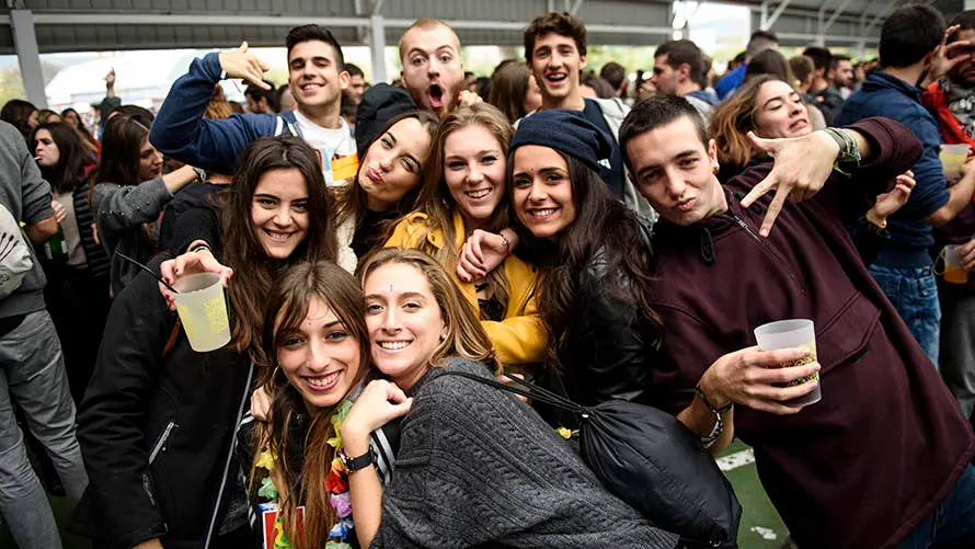 La carpa Universitaria de Invierno de 2017 reúne a miles de jovenes en Amaya. MIGUEL OSÉS (106)