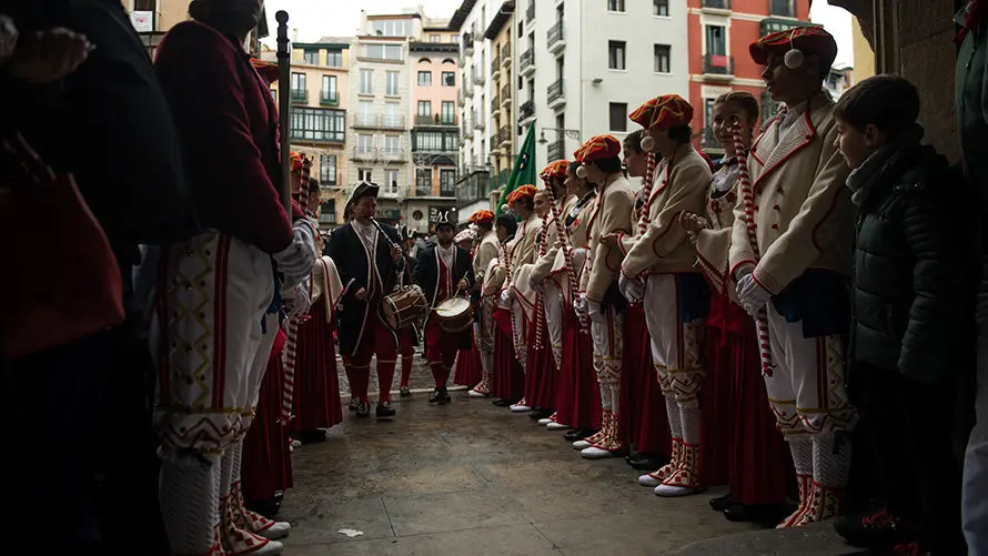 Los momentos previos a la salida de la comparsa de gigantes y la corporación en San Saturnino. MIGUEL OSÉS (11)