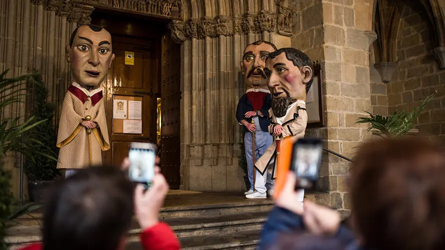 Los momentos previos a la salida de la comparsa de gigantes y la corporación en San Saturnino. MIGUEL OSÉS (12)