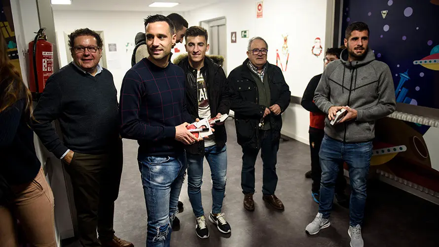 Los jugadores de Osasuna visitan a los niños ingresados en el Complejo Hospitalario. MIGUEL OSÉS_4