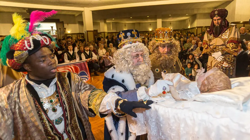 Visita de los Reyes Magos a la Casa de la Misericordia de Pamplona (06). IÑIGO ALZUGARAY