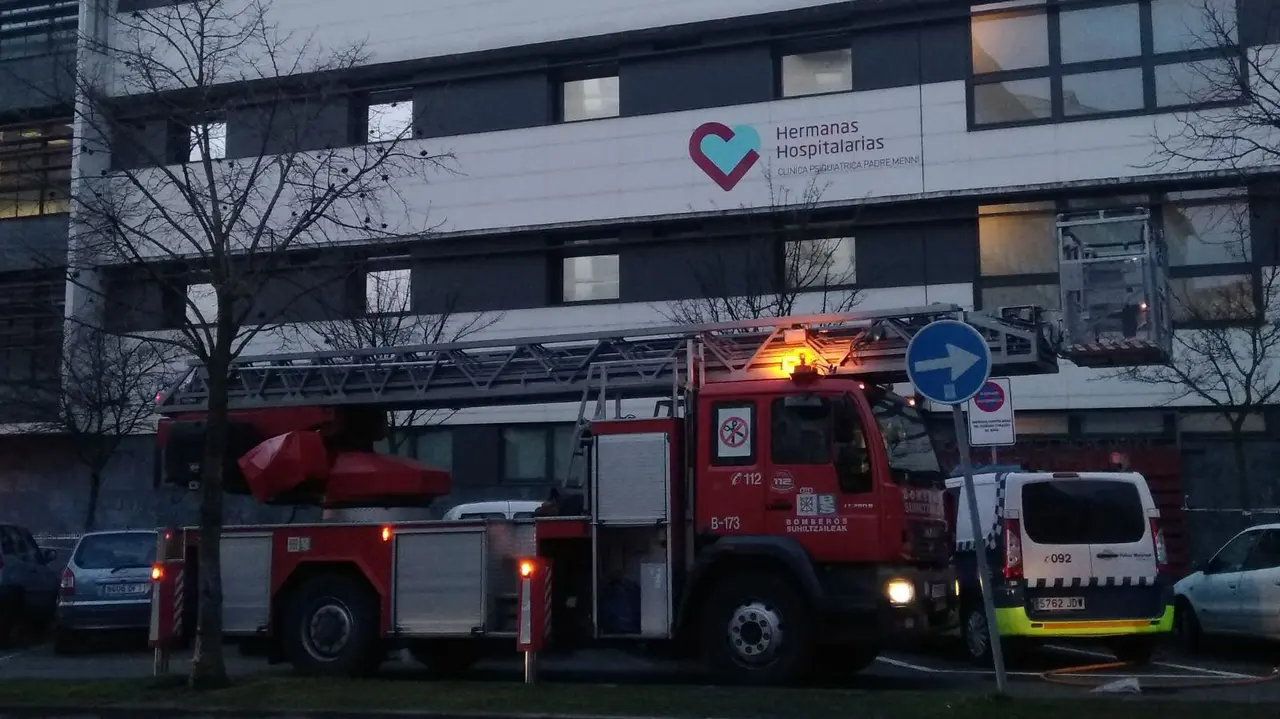 Despliegue de bomberos y Policía Foral en el centro psiquiátrico Padre Menni del barrio pamplonés de la Rochapea. NAVARRA.COM