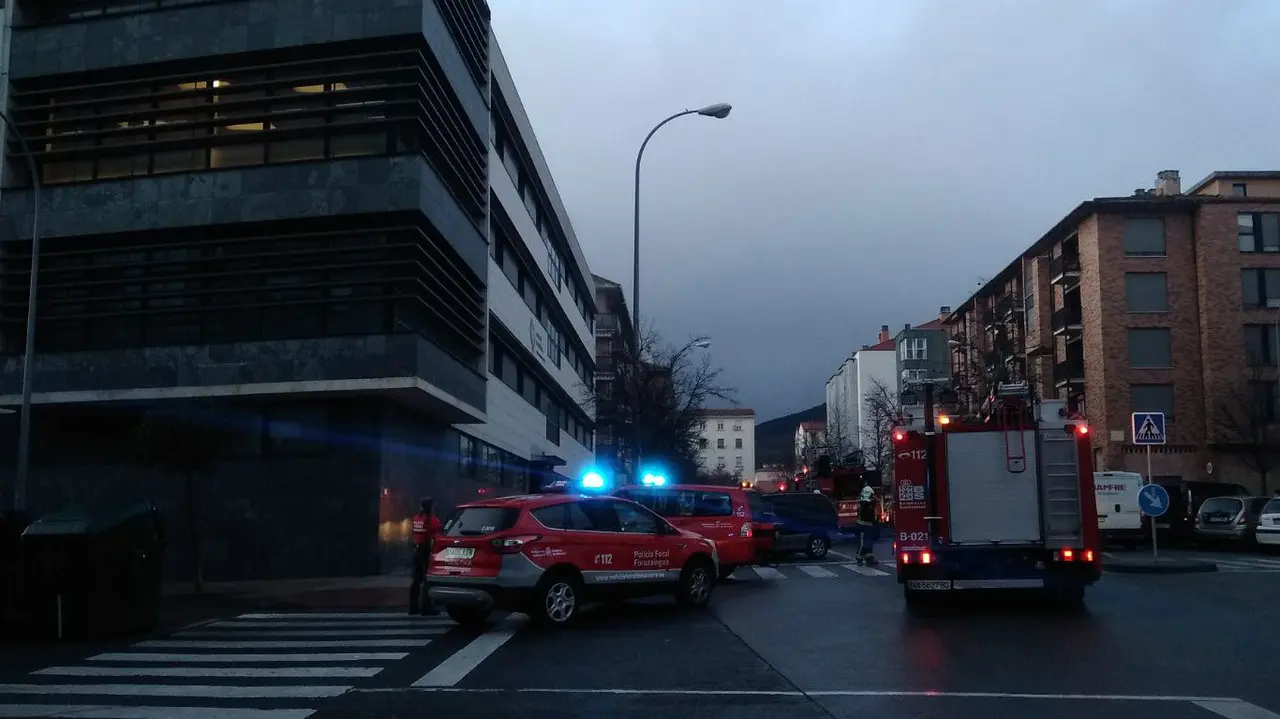 Despliegue de bomberos y Policía Foral en el centro psiquiátrico Padre Menni del barrio pamplonés de la Rochapea. NAVARRA.COM