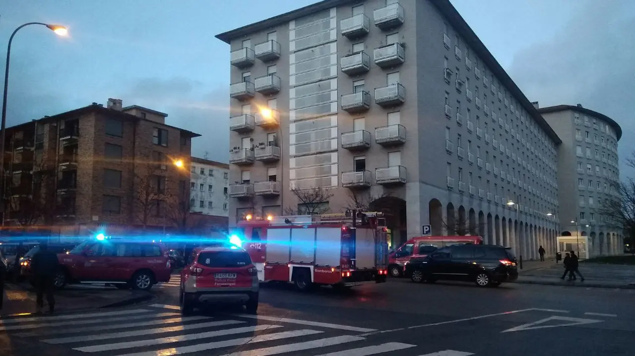 Despliegue de bomberos y Policía Foral en el centro psiquiátrico Padre Menni del barrio pamplonés de la Rochapea. NAVARRA.COM