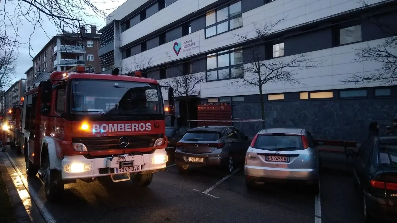 Despliegue de bomberos y Policía Foral en el centro psiquiátrico Padre Menni del barrio pamplonés de la Rochapea. NAVARRA.COM