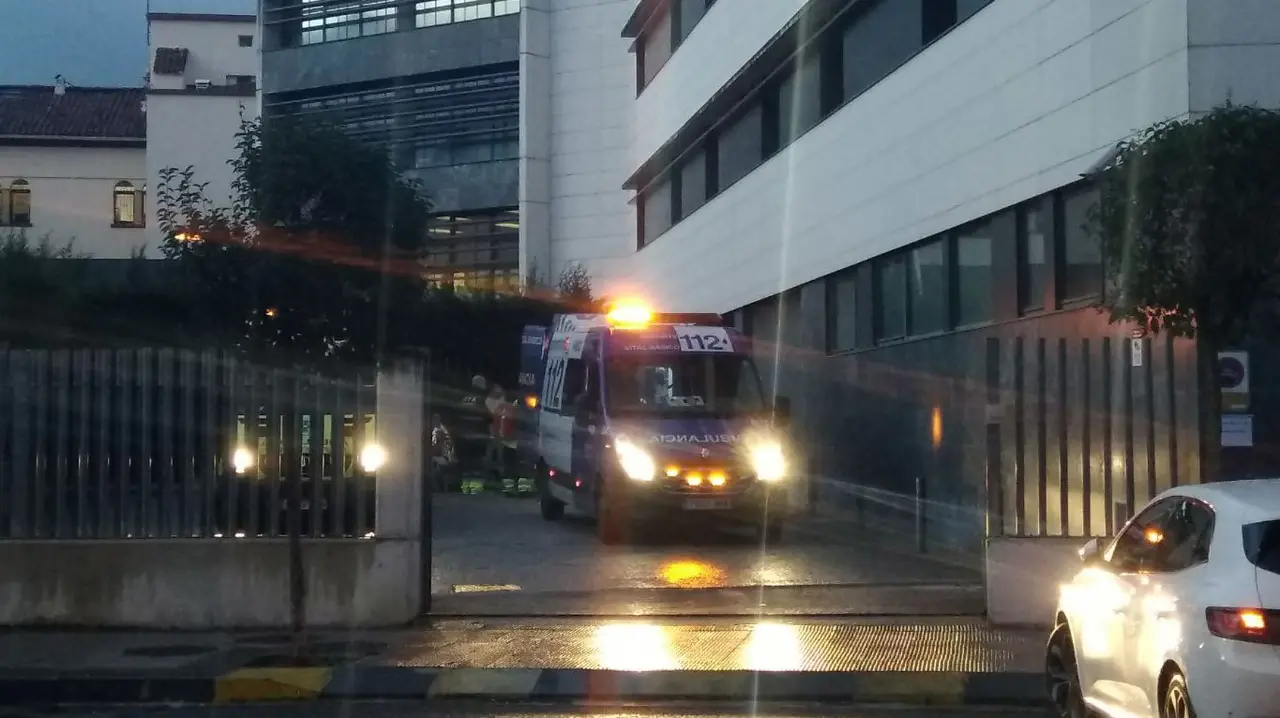 Despliegue de bomberos, ambulancias y Policía Foral en el centro psiquiátrico Padre Menni del barrio pamplonés de la Rochapea. NAVARRA.COM