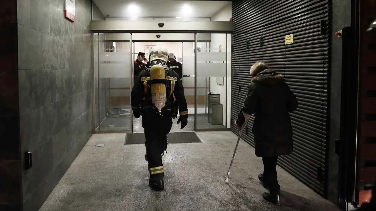Efectivos de la Policía foral y bomberos, trabajan en labores de extinción de un incendio declarado esta tarde en la Clínica Padre Menni de Pamplona. Aunque ningún paciente se encuentra en estado grave como consecuencia del siniestro, se ha obligado al desalojo parcial del centro. EFE/Jesús Diges