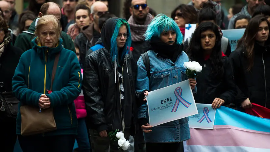Concentración en homenaje al menor transexual vizcaíno muerto esta semana, organizada por la asociación Kattalingorri con el lema _Ekai, Nafarroa zurekin_ ('Ekai, Navarra contigo'). PABLO LASAOS (1)