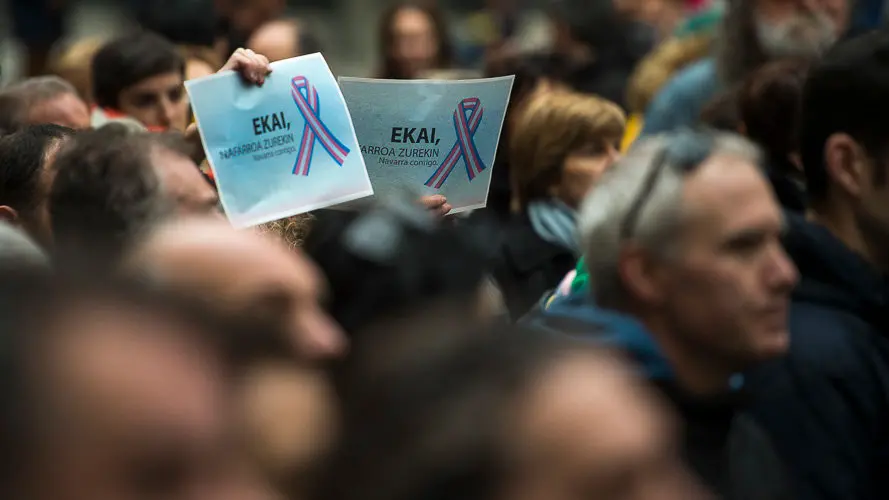 Concentración en homenaje al menor transexual vizcaíno muerto esta semana, organizada por la asociación Kattalingorri con el lema _Ekai, Nafarroa zurekin_ ('Ekai, Navarra contigo'). PABLO LASAOS (2)