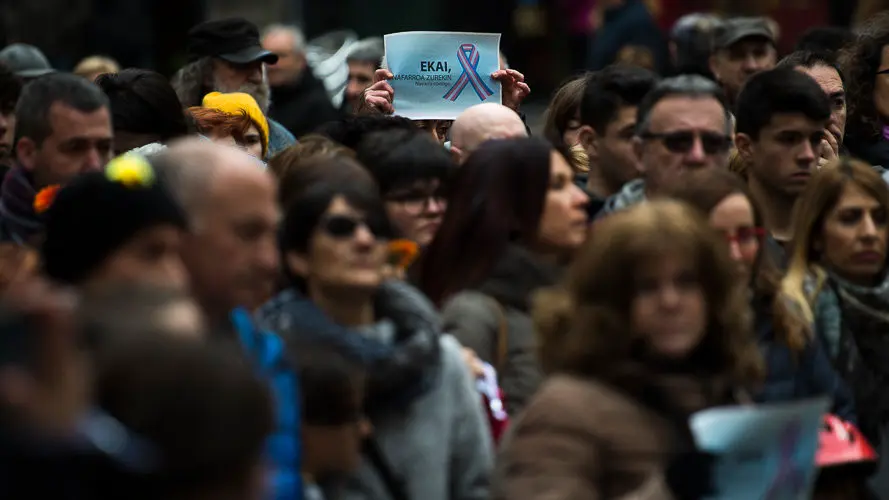 Concentración en homenaje al menor transexual vizcaíno muerto esta semana, organizada por la asociación Kattalingorri con el lema _Ekai, Nafarroa zurekin_ ('Ekai, Navarra contigo'). PABLO LASAOS (3)