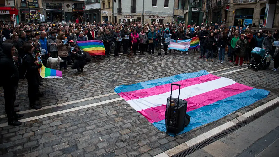 Concentración en homenaje al menor transexual vizcaíno muerto esta semana, organizada por la asociación Kattalingorri con el lema _Ekai, Nafarroa zurekin_ ('Ekai, Navarra contigo'). PABLO LASAOS (5)