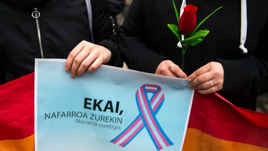 Concentración en homenaje al menor transexual vizcaíno muerto esta semana, organizada por la asociación Kattalingorri con el lema _Ekai, Nafarroa zurekin_ ('Ekai, Navarra contigo'). PABLO LASAOS (6)
