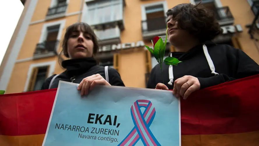 Concentración en homenaje al menor transexual vizcaíno muerto esta semana, organizada por la asociación Kattalingorri con el lema _Ekai, Nafarroa zurekin_ ('Ekai, Navarra contigo'). PABLO LASAOS (7)