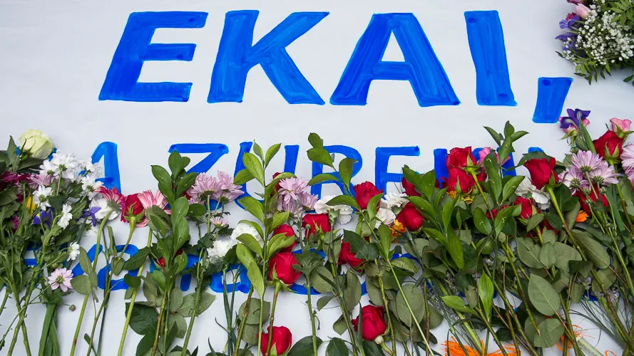 Concentración en homenaje al menor transexual vizcaíno muerto esta semana, organizada por la asociación Kattalingorri con el lema _Ekai, Nafarroa zurekin_ ('Ekai, Navarra contigo'). PABLO LASAOS (8)