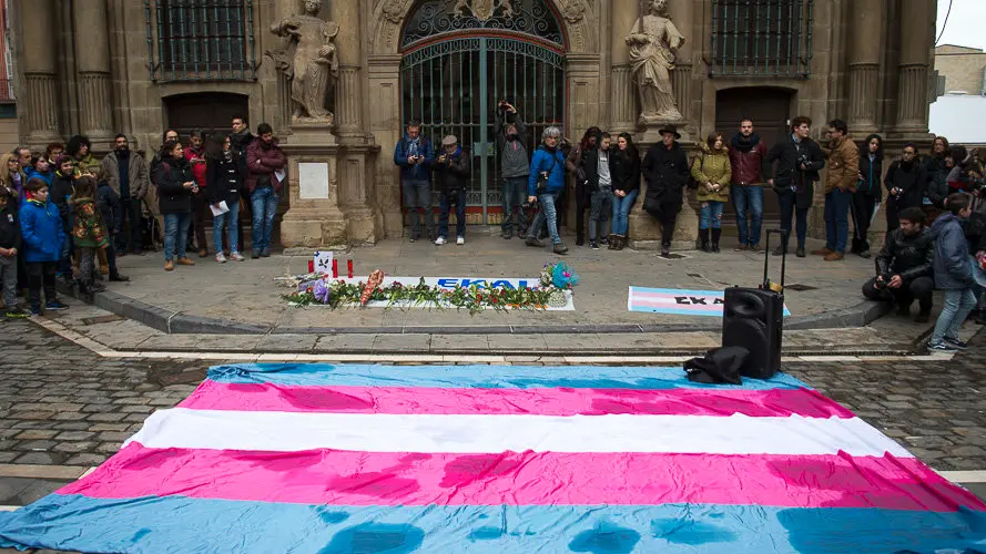 Concentración en homenaje al menor transexual vizcaíno muerto esta semana, organizada por la asociación Kattalingorri con el lema _Ekai, Nafarroa zurekin_ ('Ekai, Navarra contigo'). PABLO LASAOS (9)