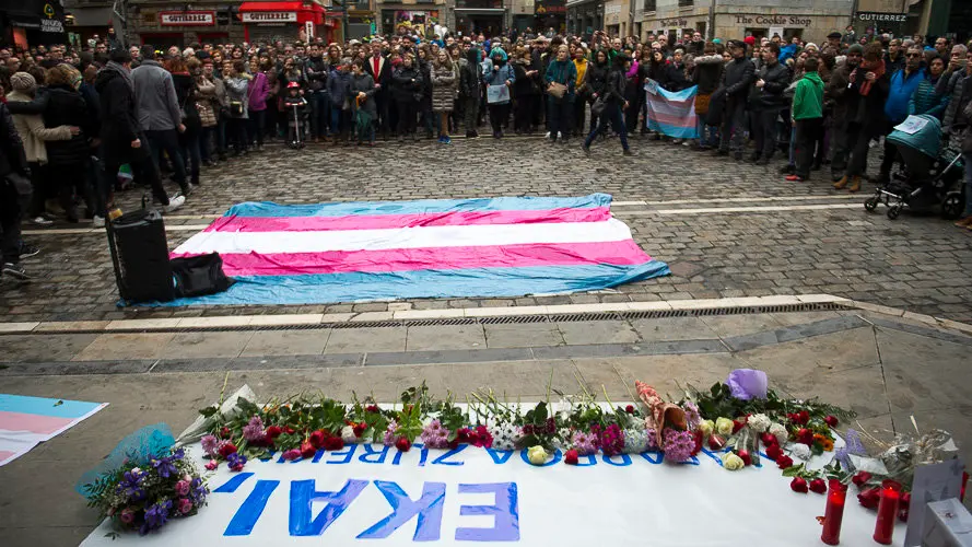 Concentración en homenaje al menor transexual vizcaíno muerto esta semana, organizada por la asociación Kattalingorri con el lema _Ekai, Nafarroa zurekin_ ('Ekai, Navarra contigo'). PABLO LASAOS (10)