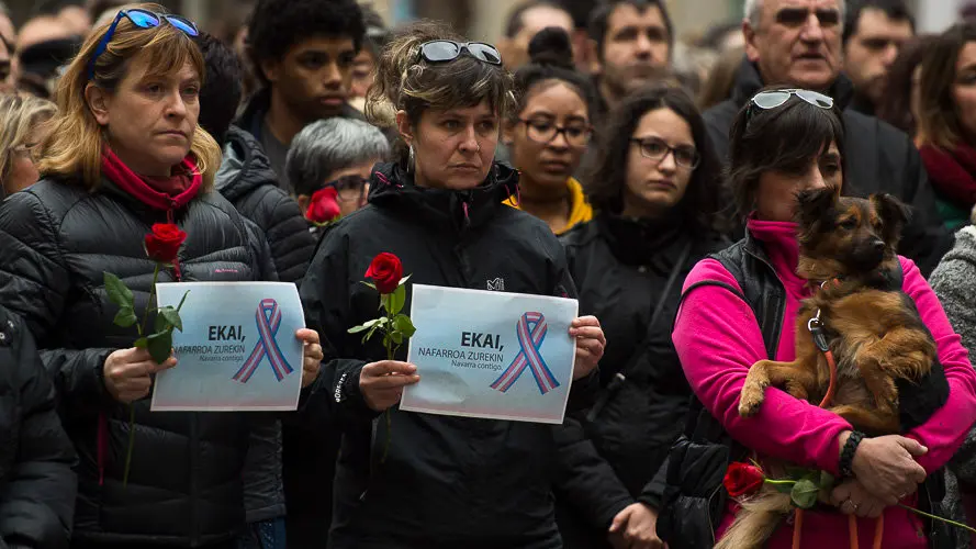 Concentración en homenaje al menor transexual vizcaíno muerto esta semana, organizada por la asociación Kattalingorri con el lema _Ekai, Nafarroa zurekin_ ('Ekai, Navarra contigo'). PABLO LASAOS (12)