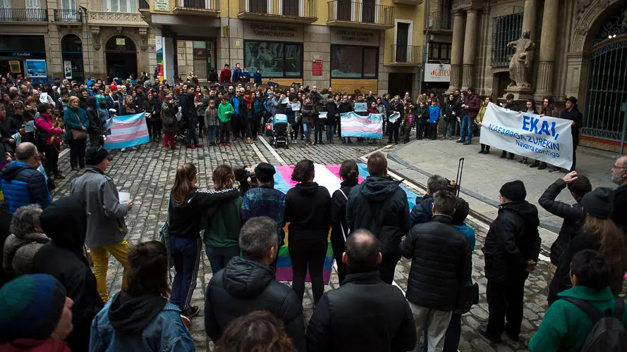 Concentración en homenaje al menor transexual vizcaíno muerto esta semana, organizada por la asociación Kattalingorri con el lema _Ekai, Nafarroa zurekin_ ('Ekai, Navarra contigo'). PABLO LASAOS (13)