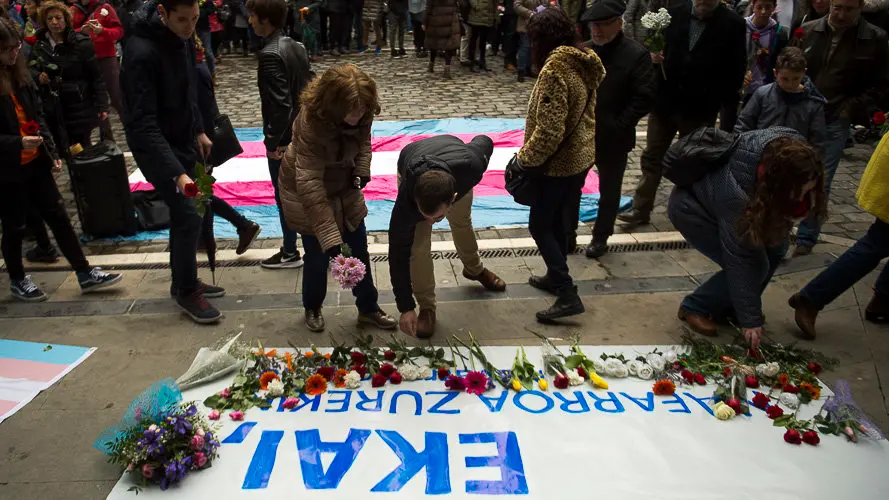 Concentración en homenaje al menor transexual vizcaíno muerto esta semana, organizada por la asociación Kattalingorri con el lema _Ekai, Nafarroa zurekin_ ('Ekai, Navarra contigo'). PABLO LASAOS (14)