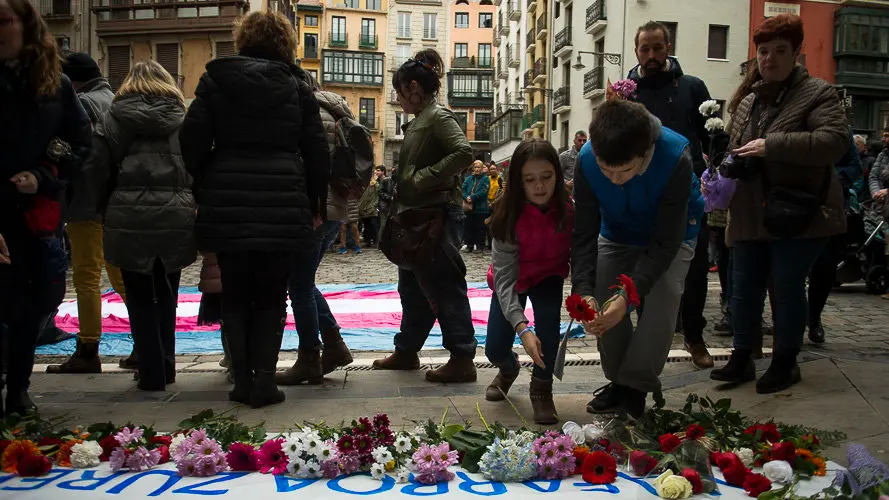 Concentración en homenaje al menor transexual vizcaíno muerto esta semana, organizada por la asociación Kattalingorri con el lema _Ekai, Nafarroa zurekin_ ('Ekai, Navarra contigo'). PABLO LASAOS (15)