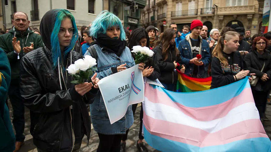 Concentración en homenaje al menor transexual vizcaíno muerto esta semana, organizada por la asociación Kattalingorri con el lema _Ekai, Nafarroa zurekin_ ('Ekai, Navarra contigo'). PABLO LASAOS (16)