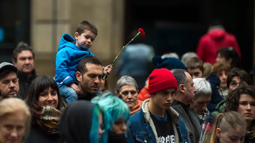 Concentración en homenaje al menor transexual vizcaíno muerto esta semana, organizada por la asociación Kattalingorri con el lema _Ekai, Nafarroa zurekin_ ('Ekai, Navarra contigo'). PABLO LASAOS (17)